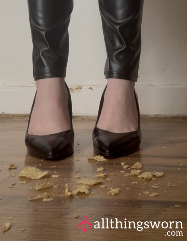 Sta**i Crushing Crisps In Heels And Leather 👠🖤