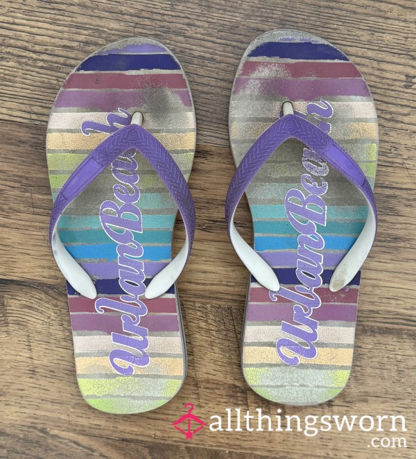 Sta**i’s Well Worn Flip Flops 🩴