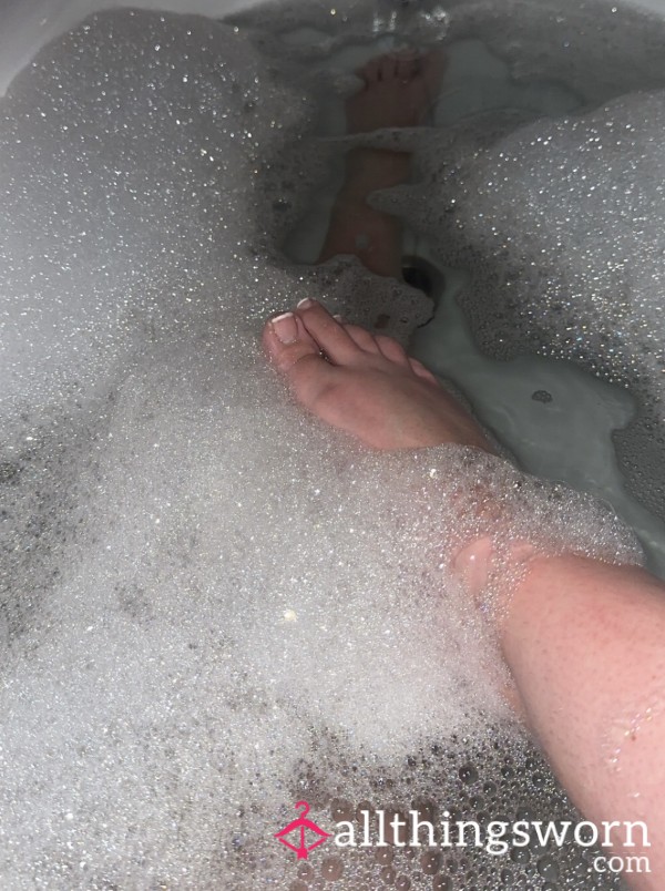 Steamy Hot Feet In The Bath🥵 Bubbles, Steam And Splashing (2 Minutes)