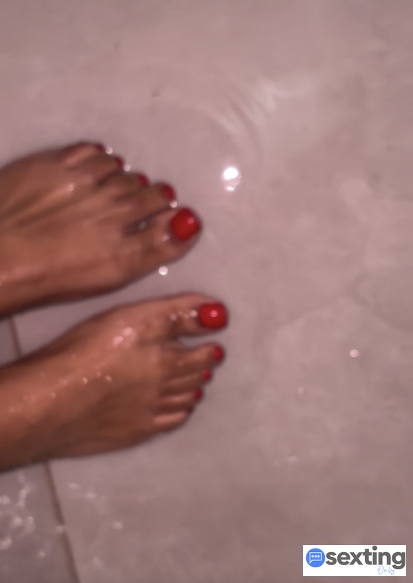 Steamy Wet Toes 👅