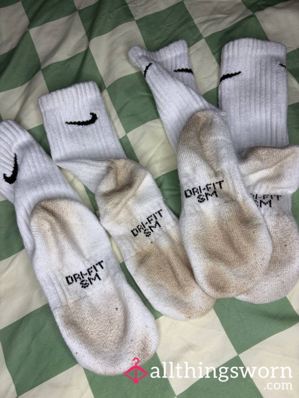 WHITE NIKE SOCKS 🧦🤍