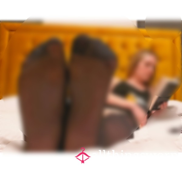 🖤1m 50s Foot Ignore Vid With My Feet In Stockings While I Read My Book 📖