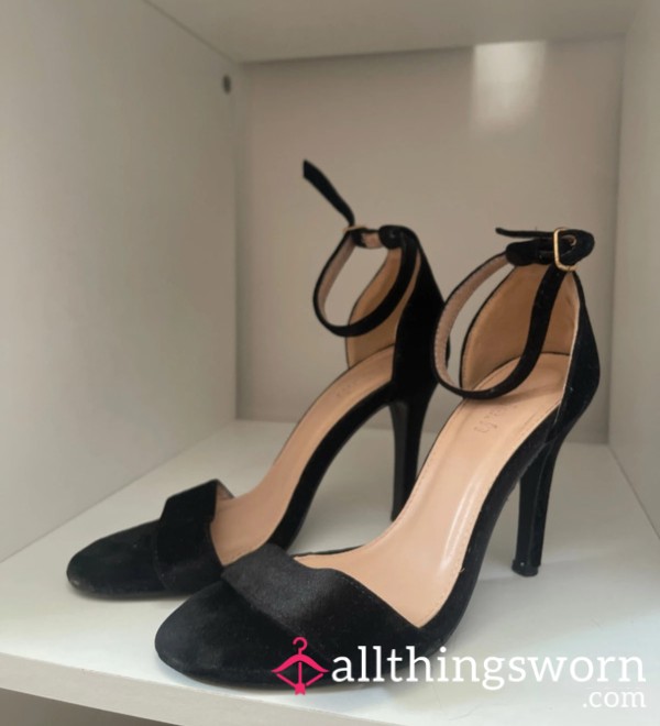 Strappy Faux Velvet Sandals Size 5 - Just £10.00!! 🫨