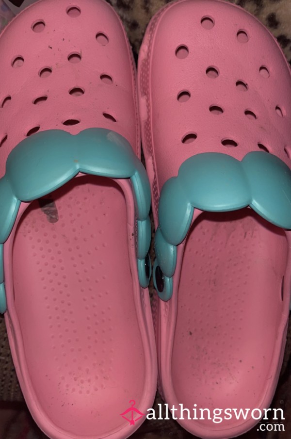 Strawberry Crocs, SUPER FILTHY 🍓🌸 (size 8)