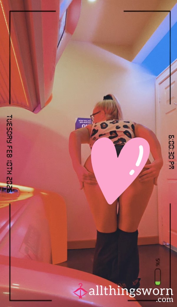 Stripping In The Sunbed Shop