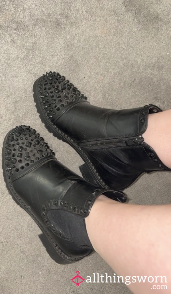 ⚠️Studded Boots⚠️