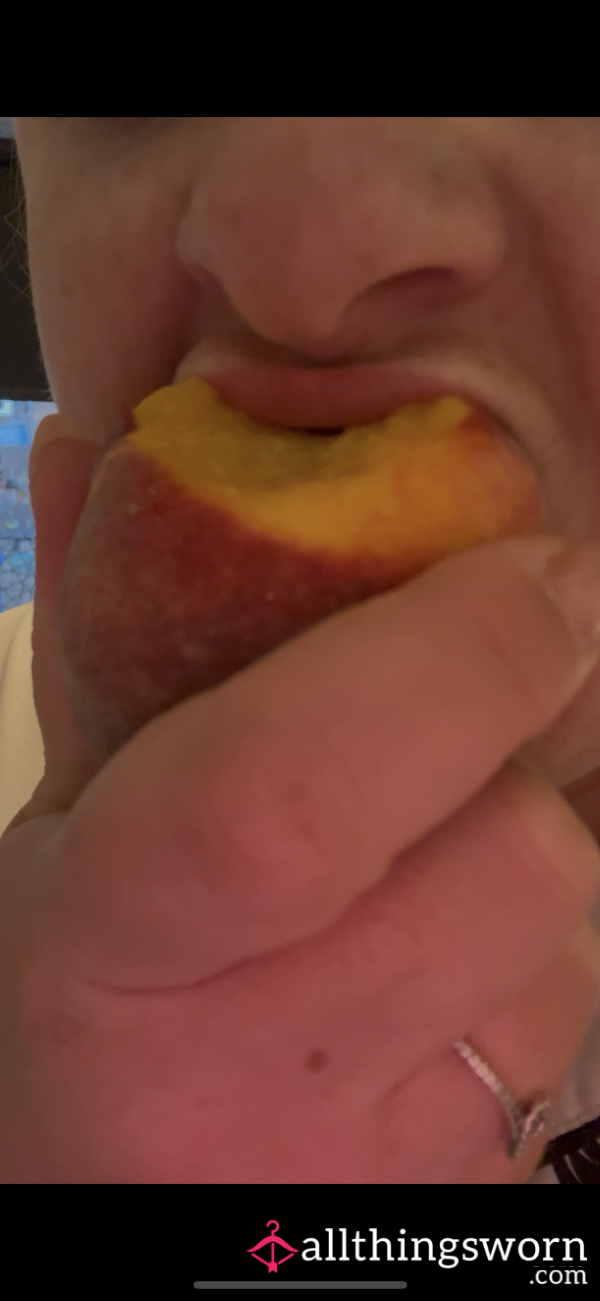 Sucking On A Juicy Peach 🍑