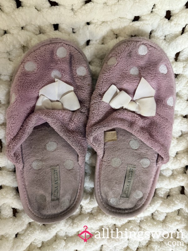 SUPER DIRTY PINK SLIPPERS. I WORE THEM FOR 4 MONTHS WITHOUT WASHING. THESE ARE VERY TASTY)