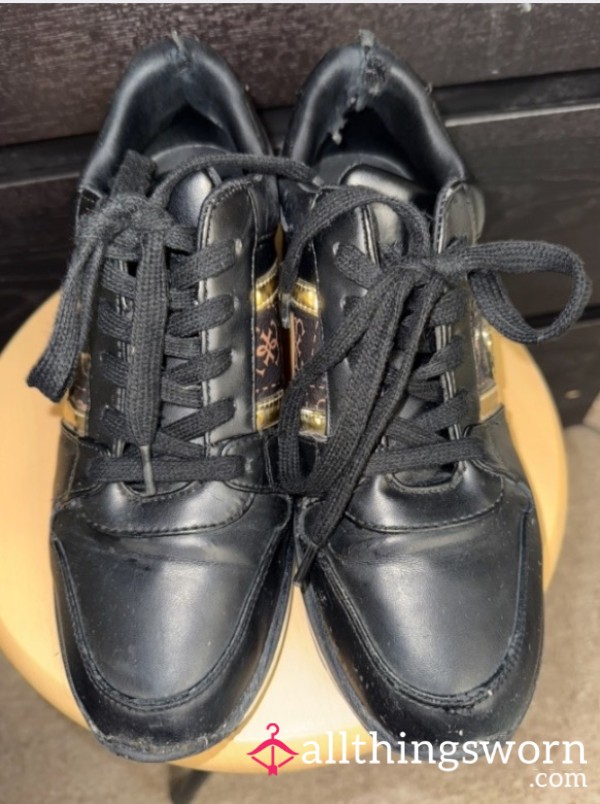 SUPER SMELLY GUESS SNEAKERS + FREE SOCKS