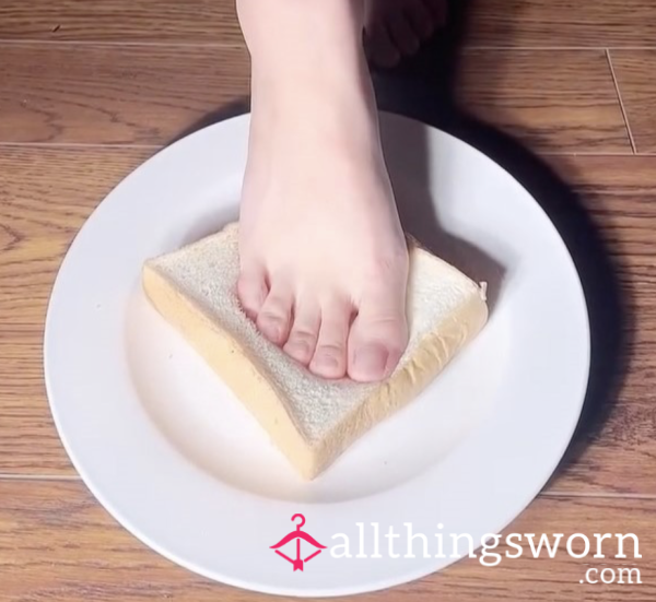 👩🏻‍🍳 Sweaty Food Bread - Foot Fetish 👩🏻‍🍳
