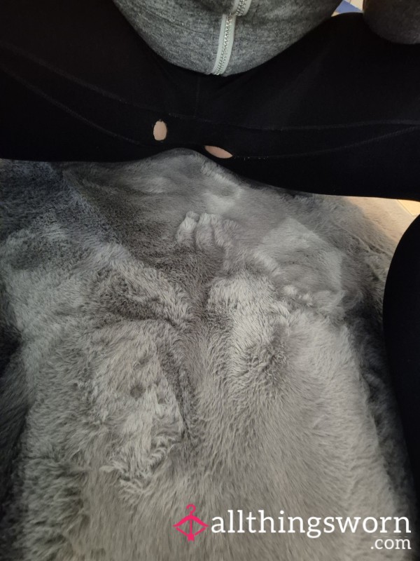 Sweaty Leggings With Holes