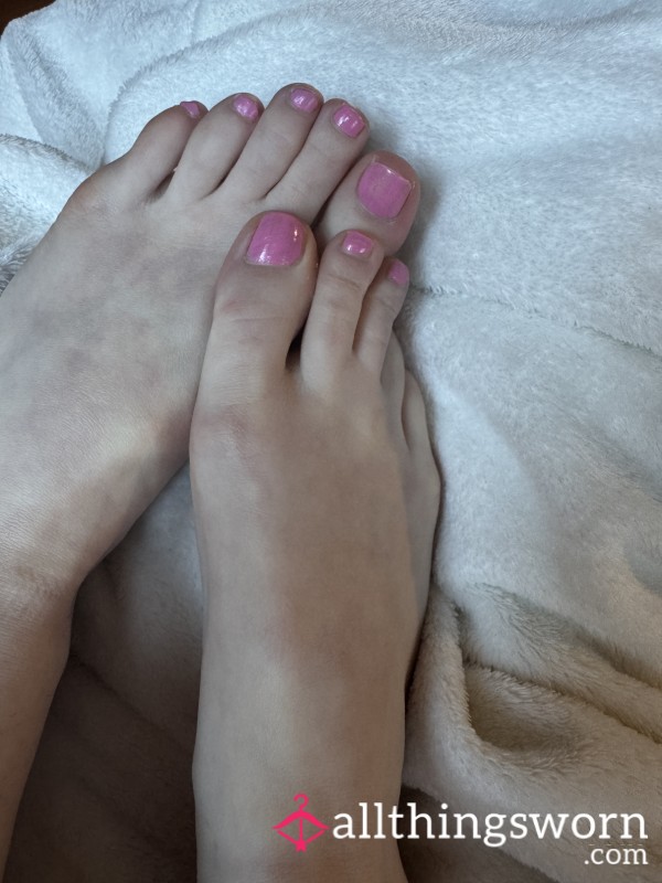 Sweet Pink Feet 💗👅