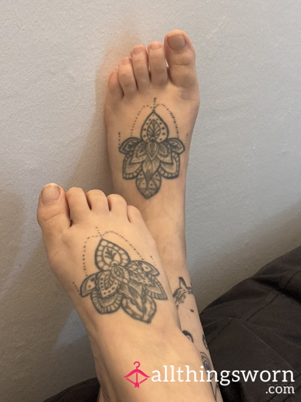 Tights & Tattoos On My Pretty Feet 😍