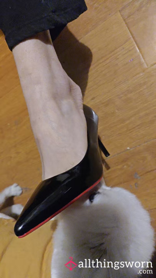 The High Heels I Wore On My Wrapped Around My Feet In Stockings, Walking On The Streets Of China出去约会穿的高跟鞋，包裹着我穿着丝袜的脚，走在中国的街道上