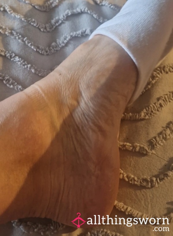📽️ “The Slow Reveal” – Sock Strip Tease (15 Sec) 🧦👣