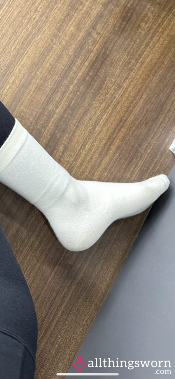 The White Pure Cotton Socks Are Slightly Pilling