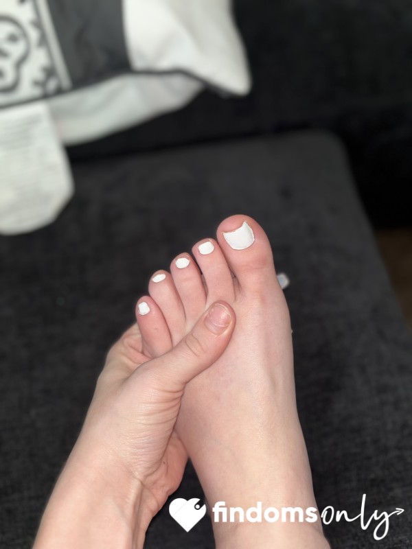 There’s Just Something About All White Toes 😍👣