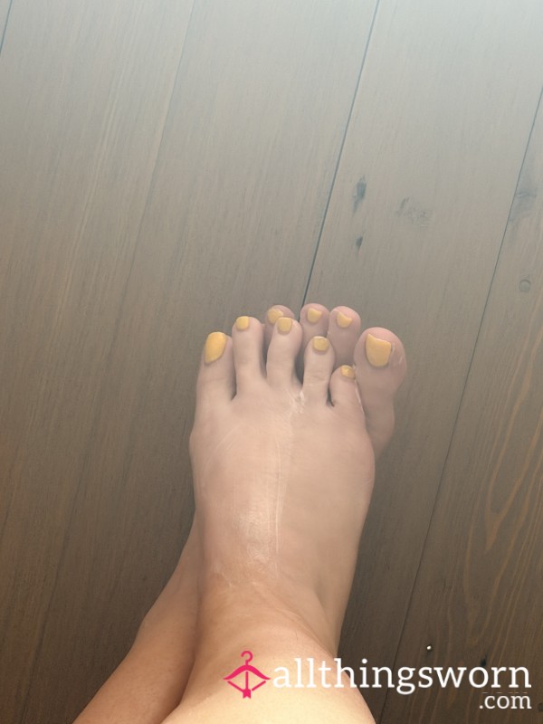 These Swollen Pregnancy Feet Are Definitely Overdue For Some Extra Attentio