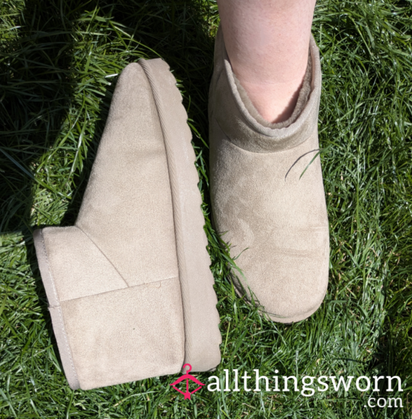Theses Soft Fluffy Boots Size 8