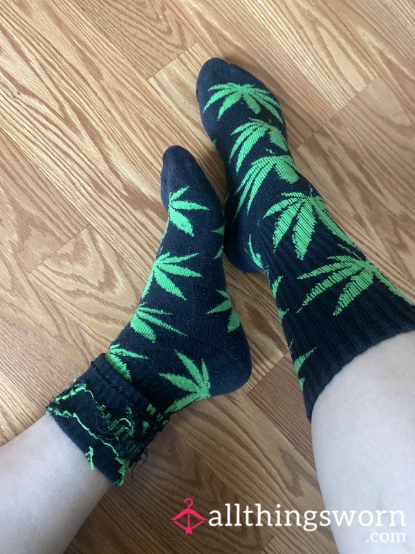 THICK Weed Leaf Mid-High Patterned Socks