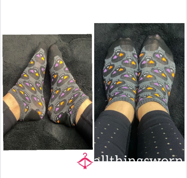 Thin Grey Socks W/Skulls
