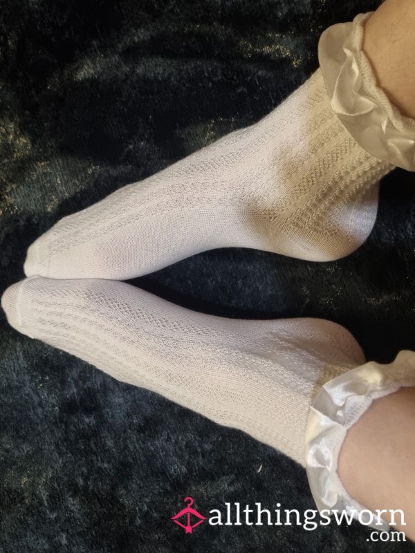 Thin White Patterned Socks With Ruffled Edge