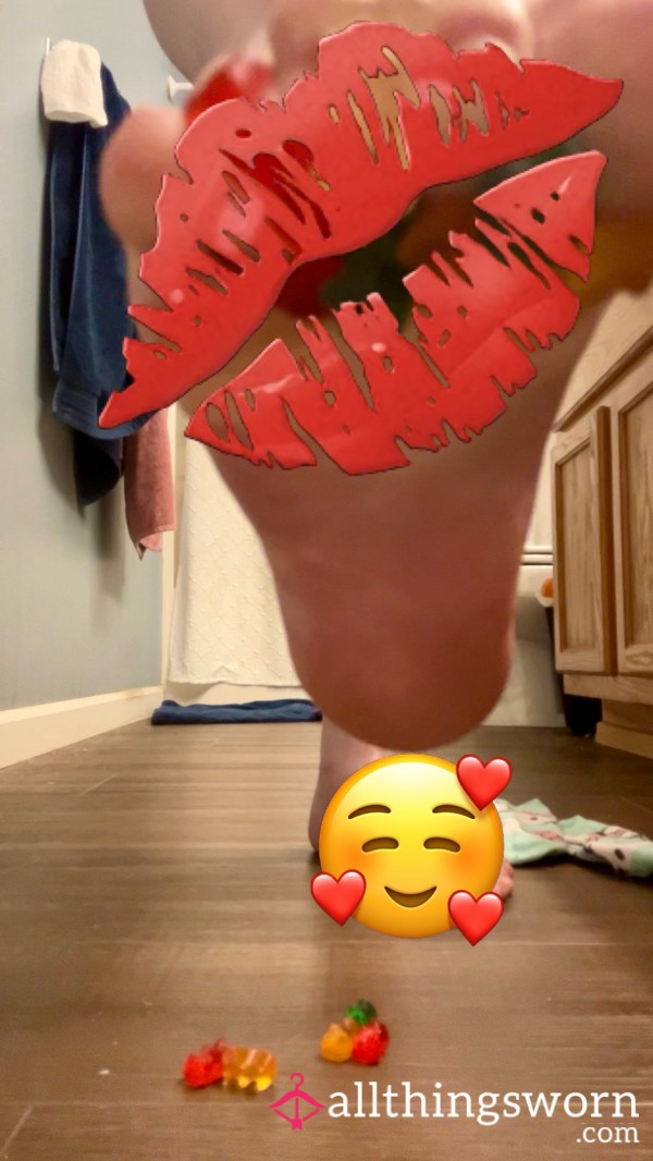 Tiny MILF Squashes Gummy Bears Under Her Pretty Feet