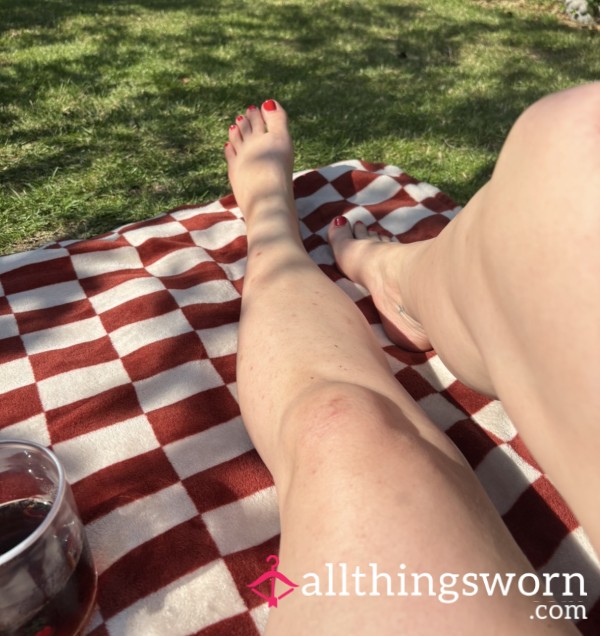 Tiny Toes, Golden Glow ✨ Set Of 5 Pics