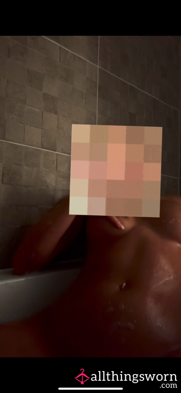 Tittie Rub In The Bath