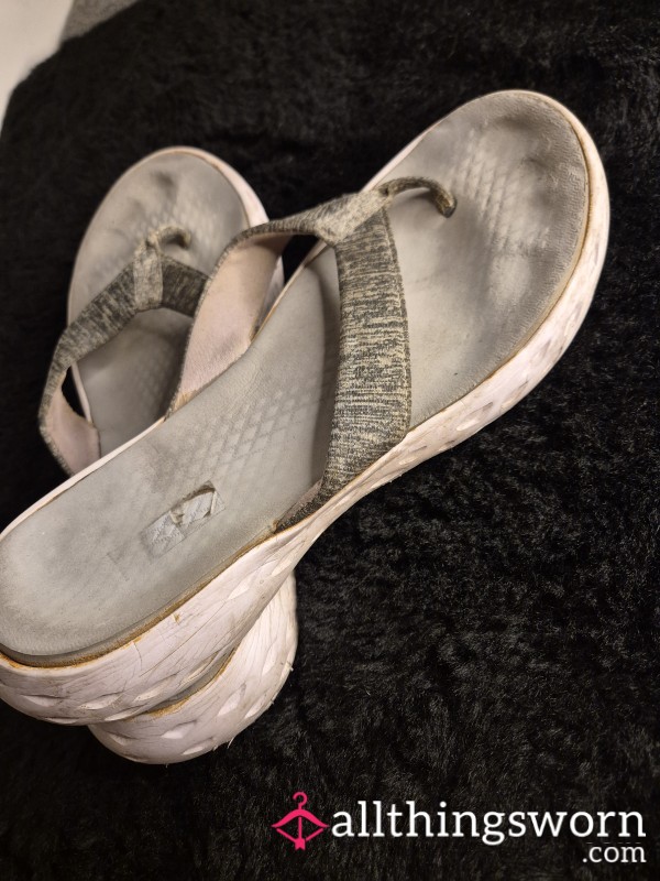 Toe Dented Well-worn Flip Flop Sandals Size 7/8