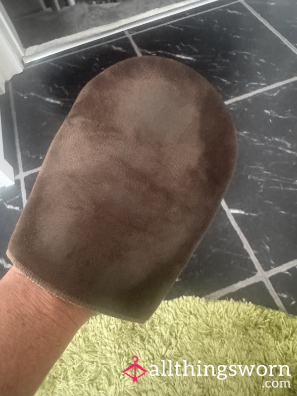 Too Used For Me, Just Right For You. My Old Tanning Mitt Is Ready To Be Worshipped.