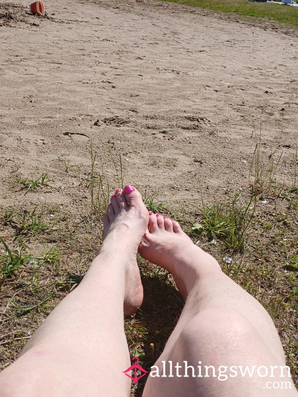 Tootsies At The River