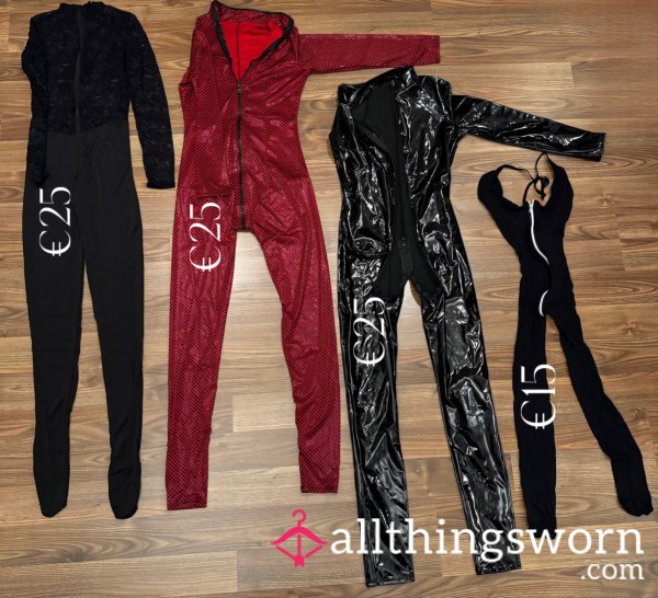 Tracksuits With A Zipper That Opens From The Front To The Mid-bu*t.
