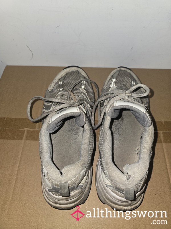TRASHED NEW BALANCE 530S