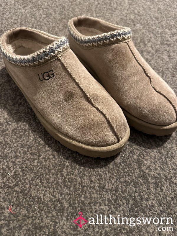 UGG Slippers Falling Apart On The Inside, Very Well Worn😅