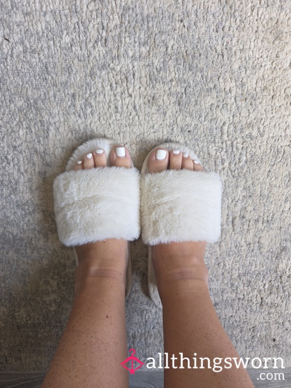 UK Size 3-4 Cream Fluffy Slippers