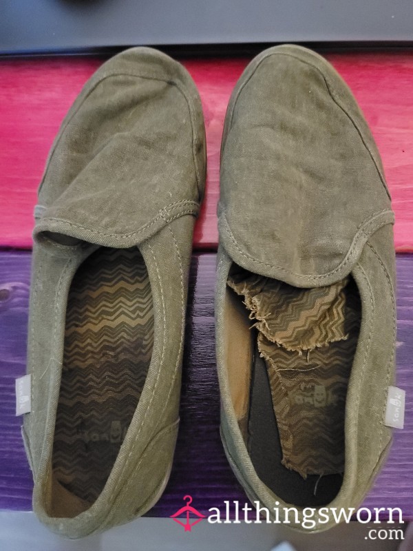 👣 Old Worn Green Sanuk Slip-on Canvas Shoes: Extreme Smell & Visible Gunk