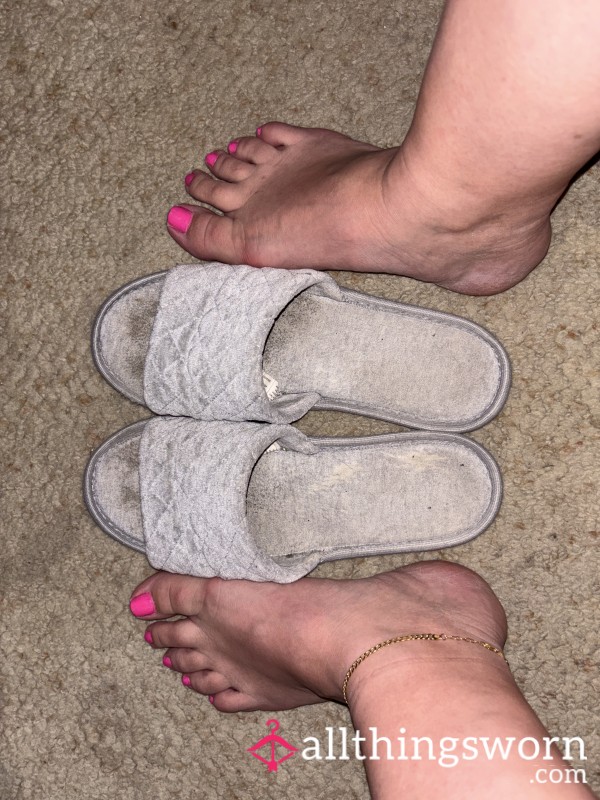 Used And Abused Women’s Size 10 Open Toe Slippers