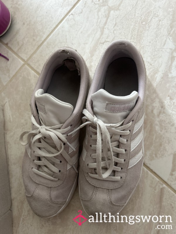 Used And Love Sneakers But Time To Say Good Bye For The Right £
