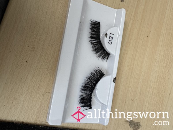 Used And Very Worn Eyelashes - Volume Lashes