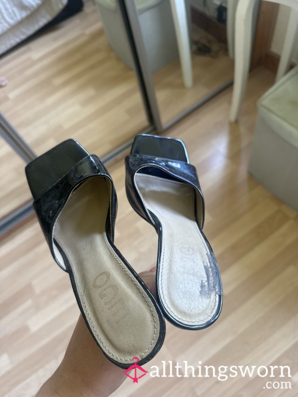 USED BLACK HEELS