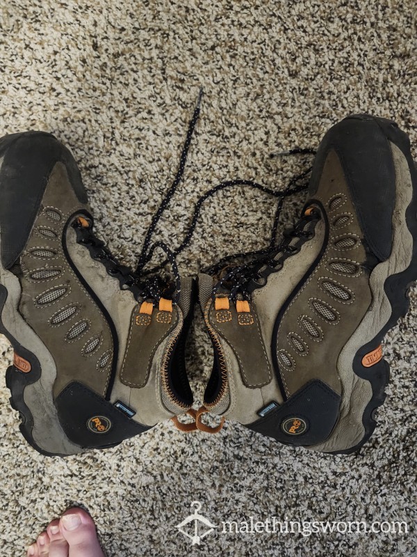 USED BOOTS YEARS WORN (PRICE NEGOTIABLE)