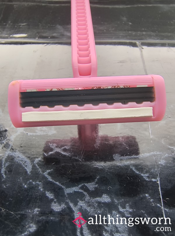 Used Pink Ladies Razor – Intimate & Authentic | Real Wear, Real Vibes