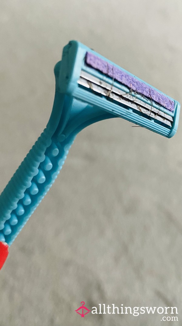 Used Razor 🪒 (added Hair) 🙂‍↕️