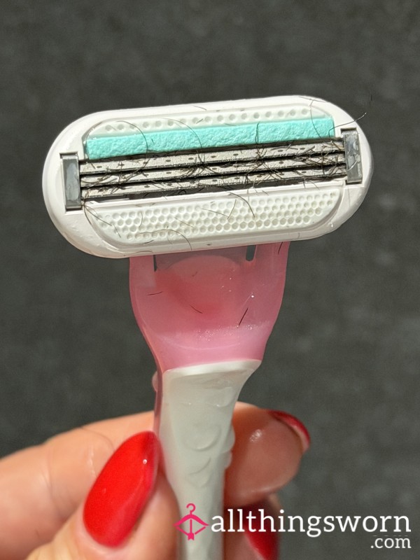 Used Razor Complete With Trimmings