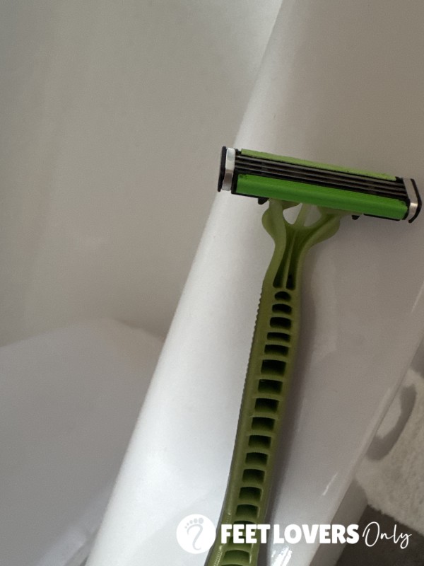 Used Razor To Make My Pu**y All Silky Soft