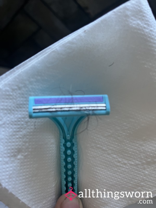 Used Razor 🪒 With Pu**y Hair Attached