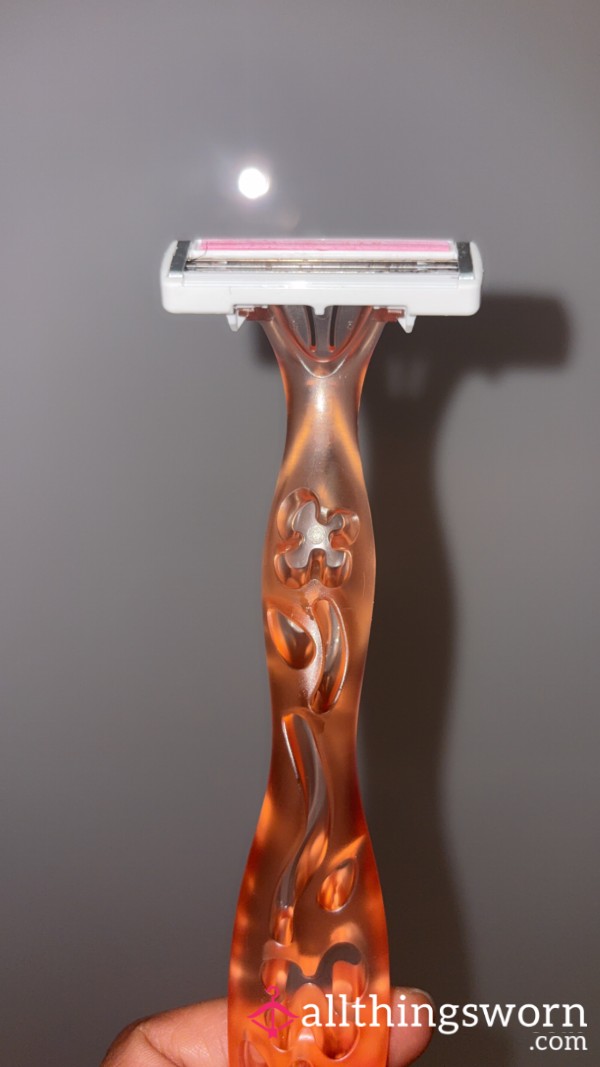 Used Razor — Worn & Personal 😈🎀