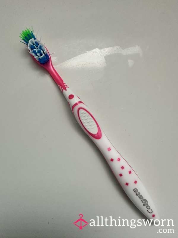 🦷 Used Toothbrush – Up Close & Personal