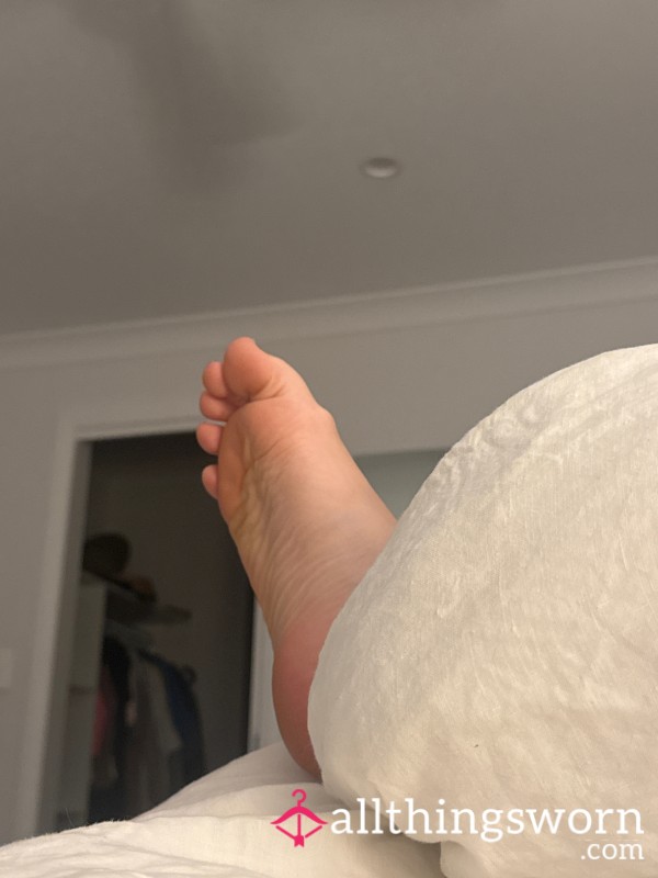Vacuuming My Carpet Barefoot 🦶🏻🦶🏻(6 Mins)